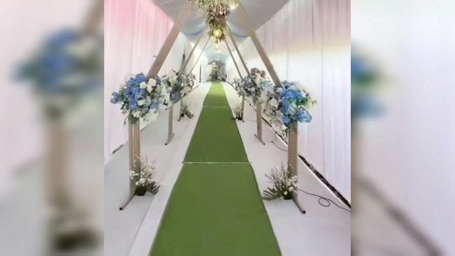 Lorong mewah acara khitanan anak Kades di Bogor. [Instagram]